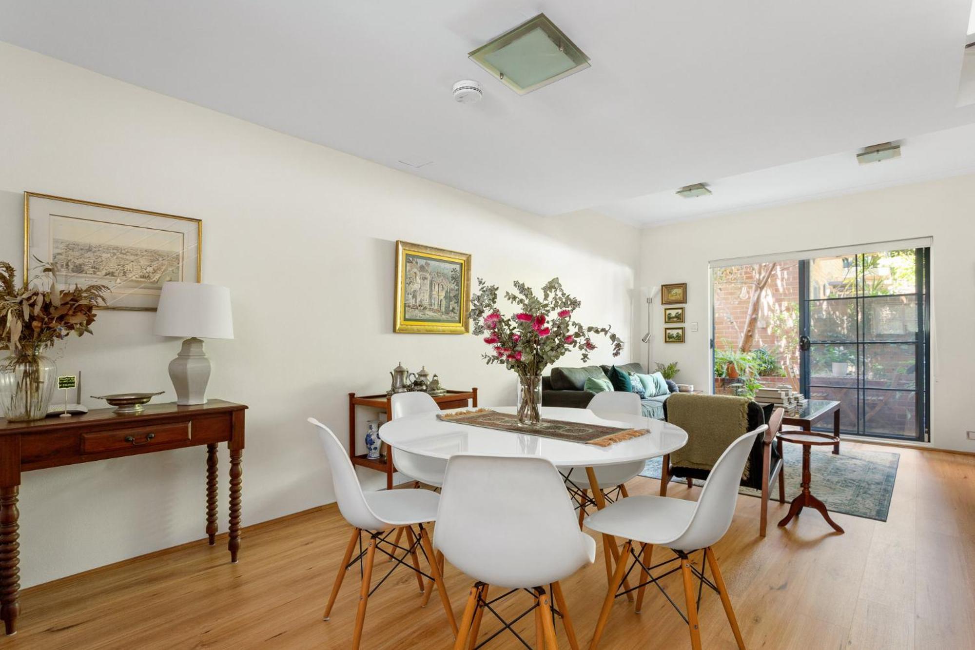 Apartment Spacious 2-bed Townhouse With A Lush Courtyard